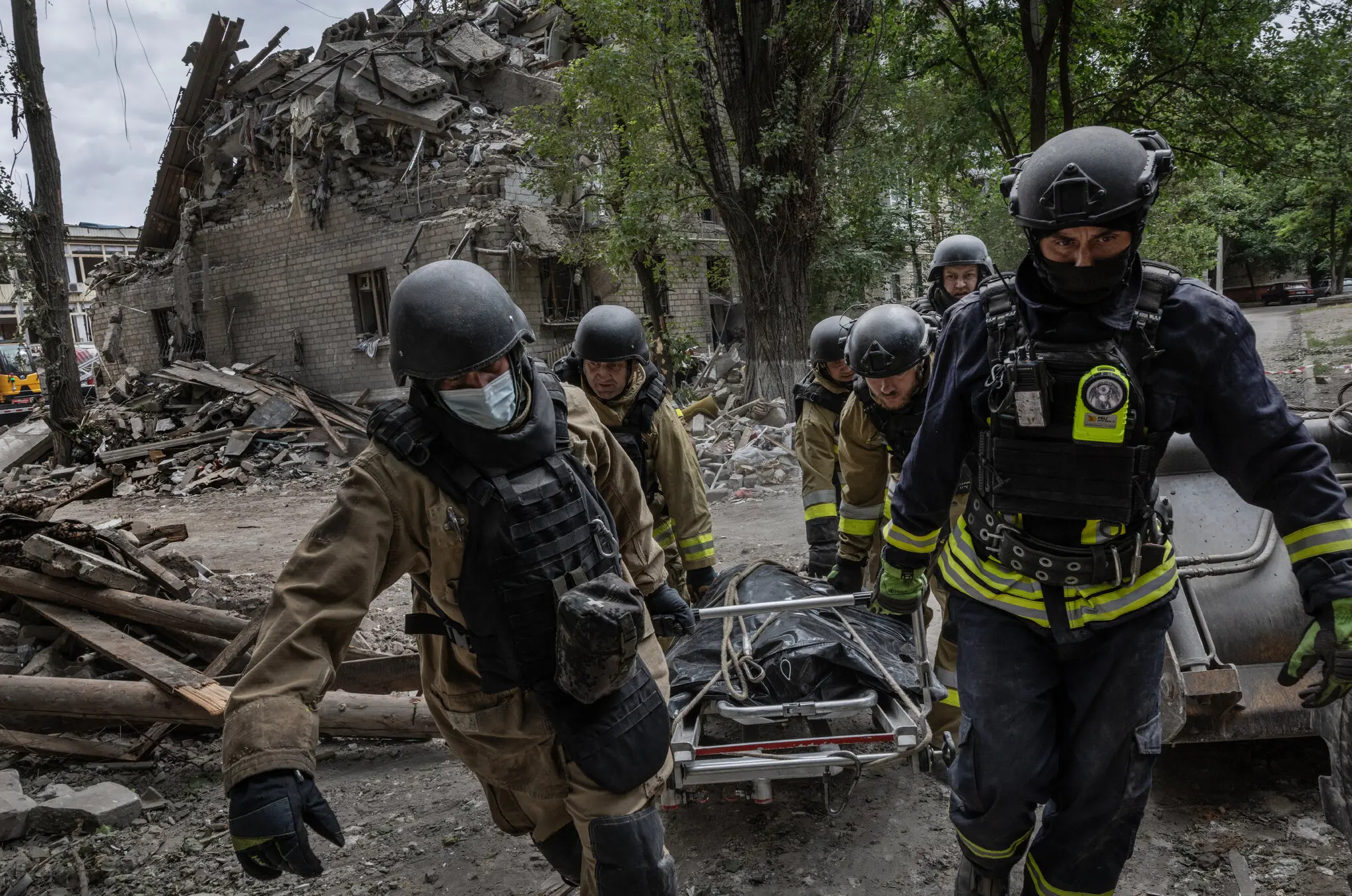 Зі зруйнованого житлового будинку на північ від Костянтинівки знайшли тіло. Російські війська створили 16-кілометрову кишеню навколо українських військ, які захищали місто.